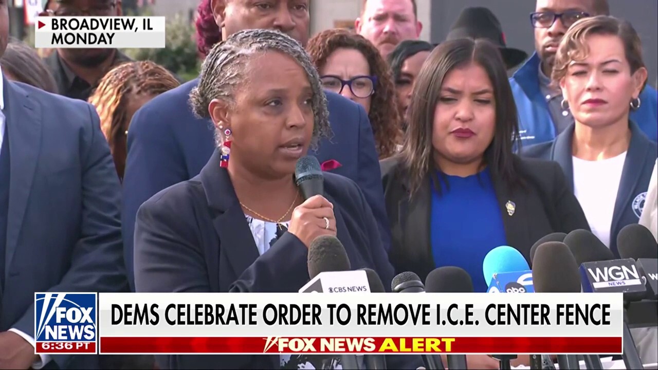 Democratic lawmakers celebrate order to remove fence at Illinois ICE facility