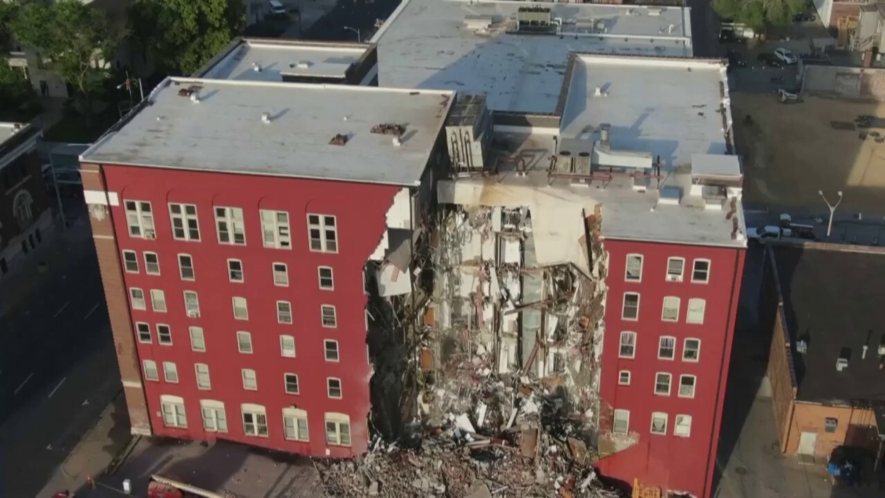 Davenport, Iowa apartment building partially collapses