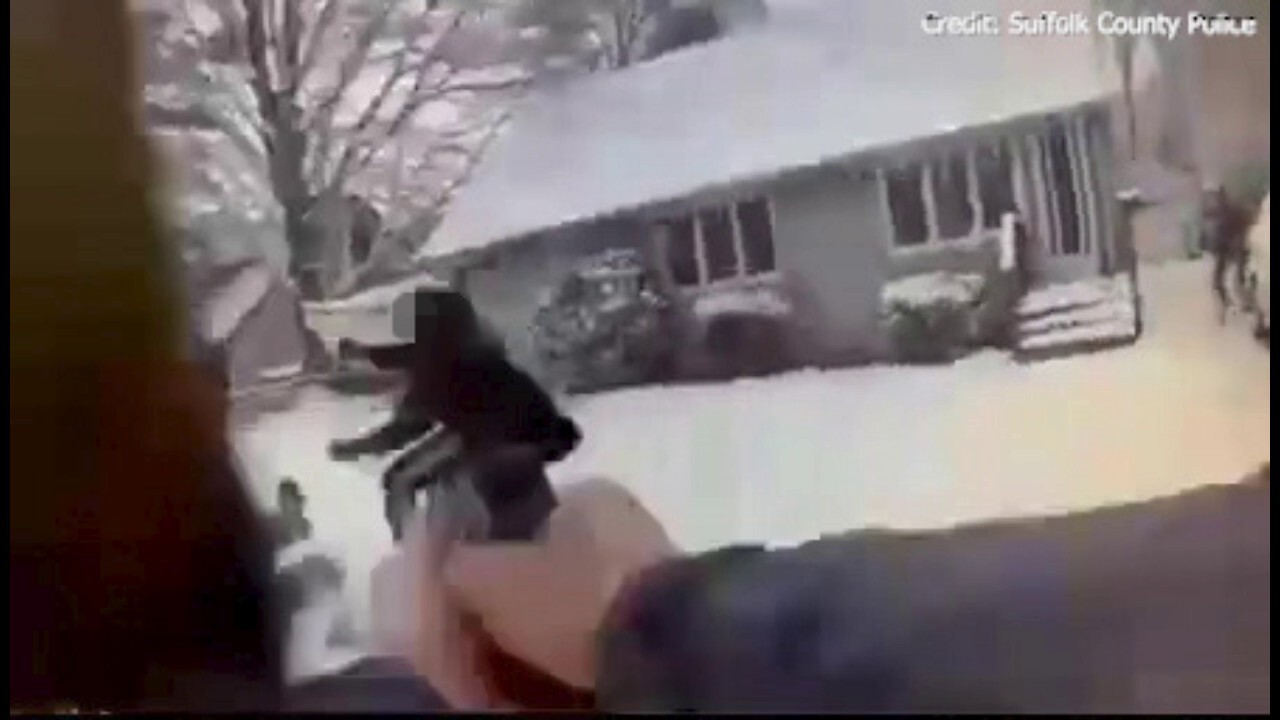 Смъртоносна бодикамера показва мъж с нож, който напада полицията, отговаряща на обаждането на 911, полицаите откриват огън