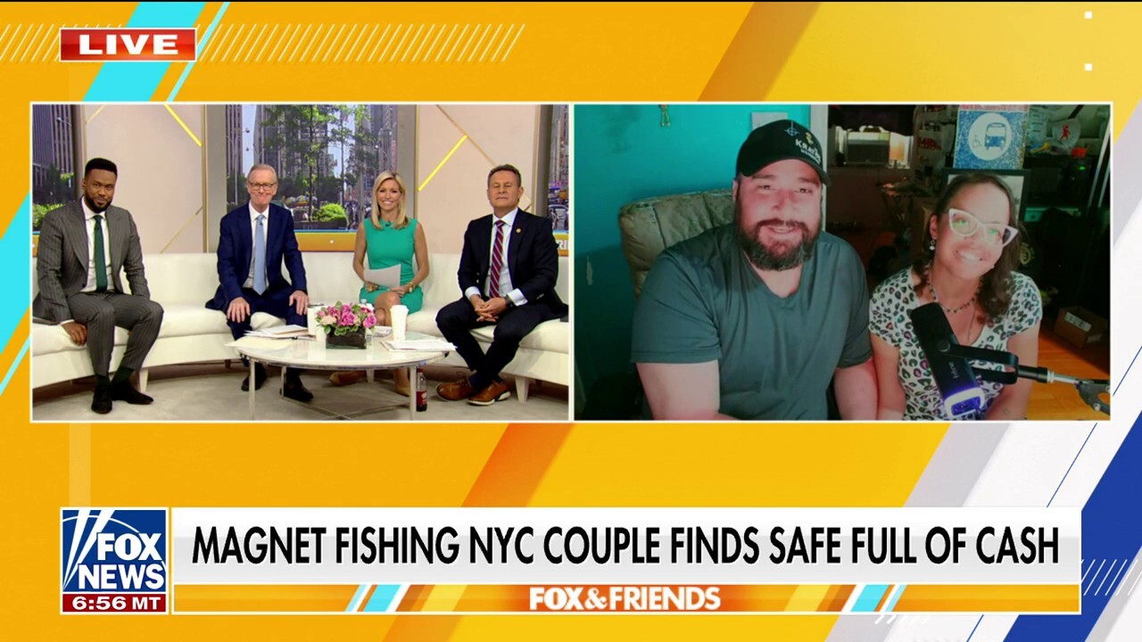 Двойка от Ню Йорк навива сейф, пълен със $100 000 в брой, докато лови с магнит в езеро