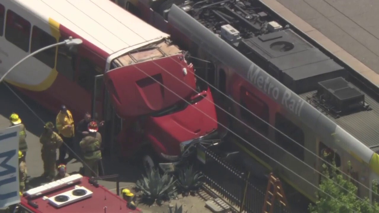 55 ранени в Лос Анджелис, след като влак на метрото се сблъска с автобус
