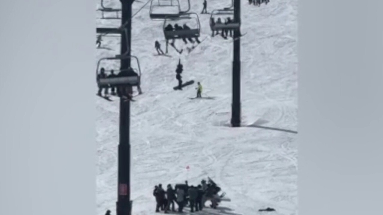 Видеозапис улавя момента, в който тийнейджърка в Калифорния пада от ски лифта в Mammoth Mountain Ski Resort