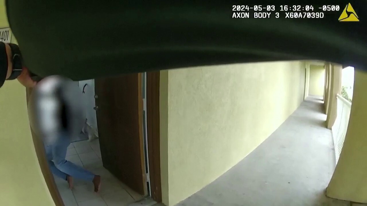 Кадри от бодикамера показват момента, в който заместник прострелва смъртоносно летец от ВВС в дома си