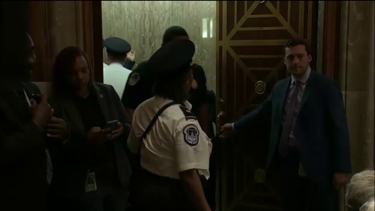 Анти-израелски агитатори прекъсват показанията на Блинкен в Сената, извадени от полицията на Капитолия