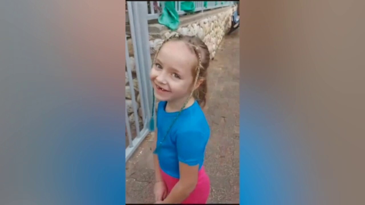 Стоплящо видео показва първия учебен ден за 5 годишната Емилия Алони