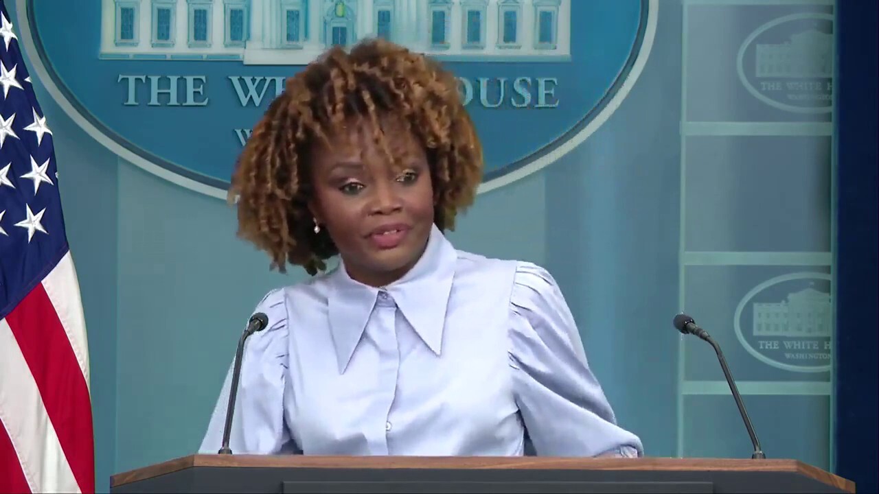 Karine Jean-Pierre spars with WH press corps over Biden's reliance on notecards