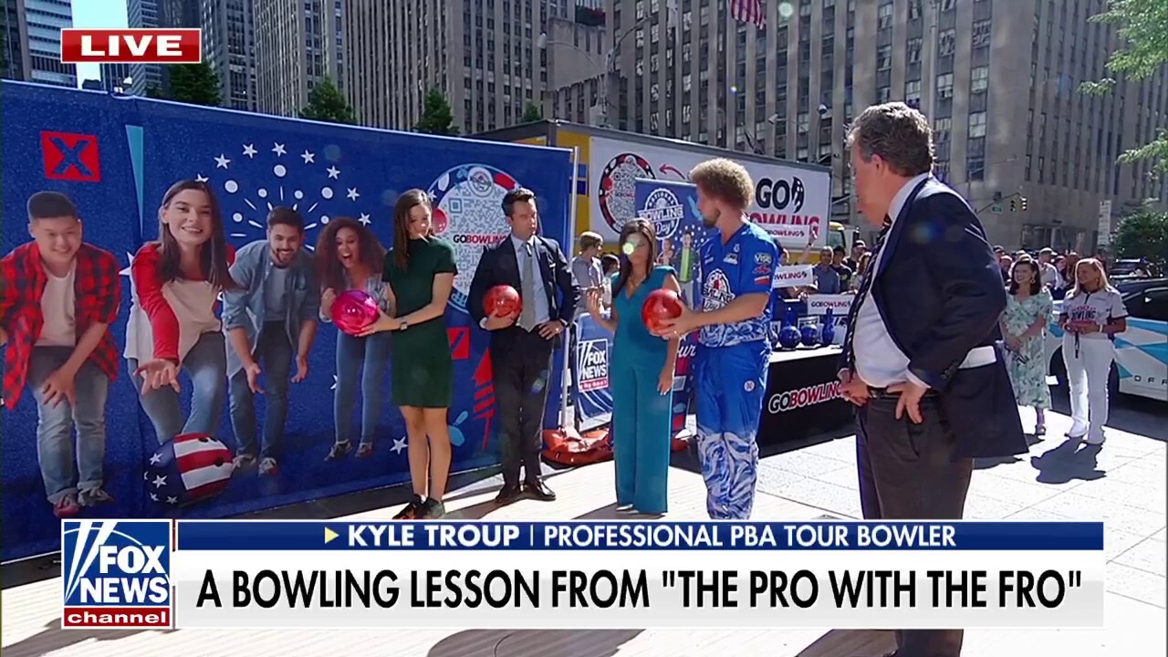 'Fox & Friends Weekend' hosts hit the lanes on FOX Square