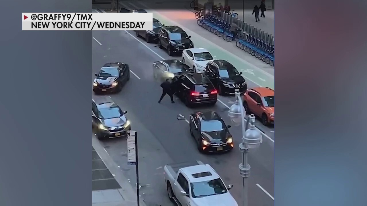 NYC driver carjacked in broad daylight in wild video