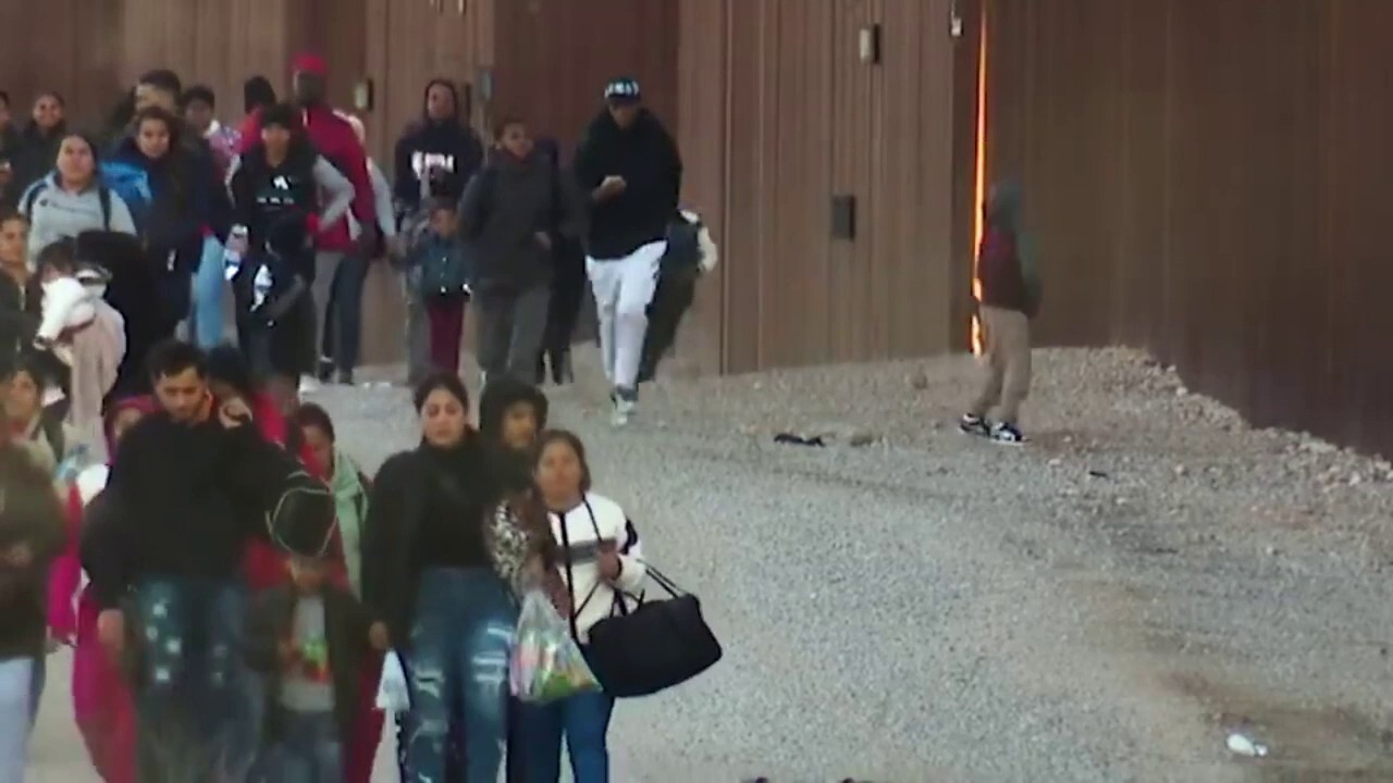 ГЛЕДАЙТЕ: Десетки мигранти пробиват граничната стена, направете си селфи от страната на САЩ, докато масовите незаконни преминавания продължават