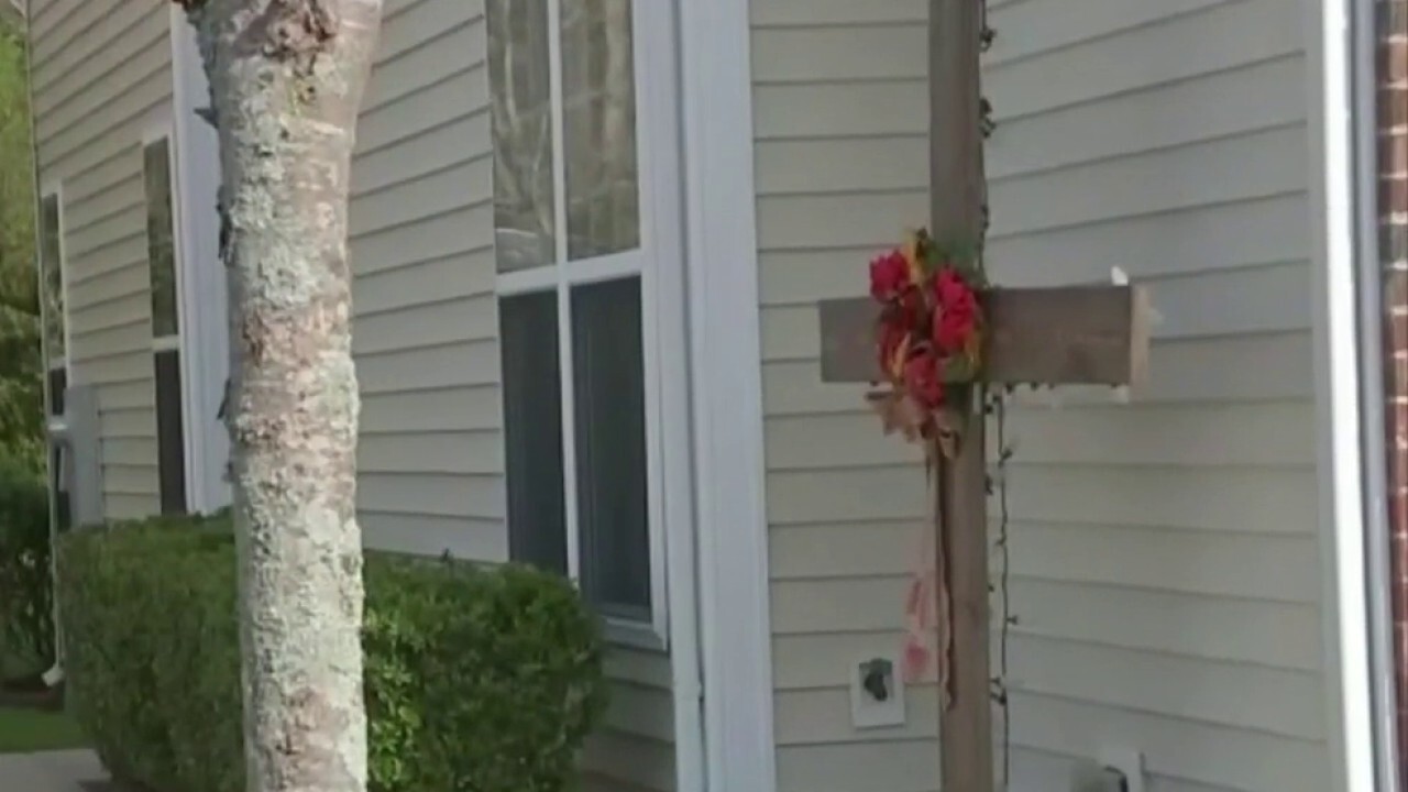 North Carolina HOA demands family remove cross from yard, explain connection with Christmas