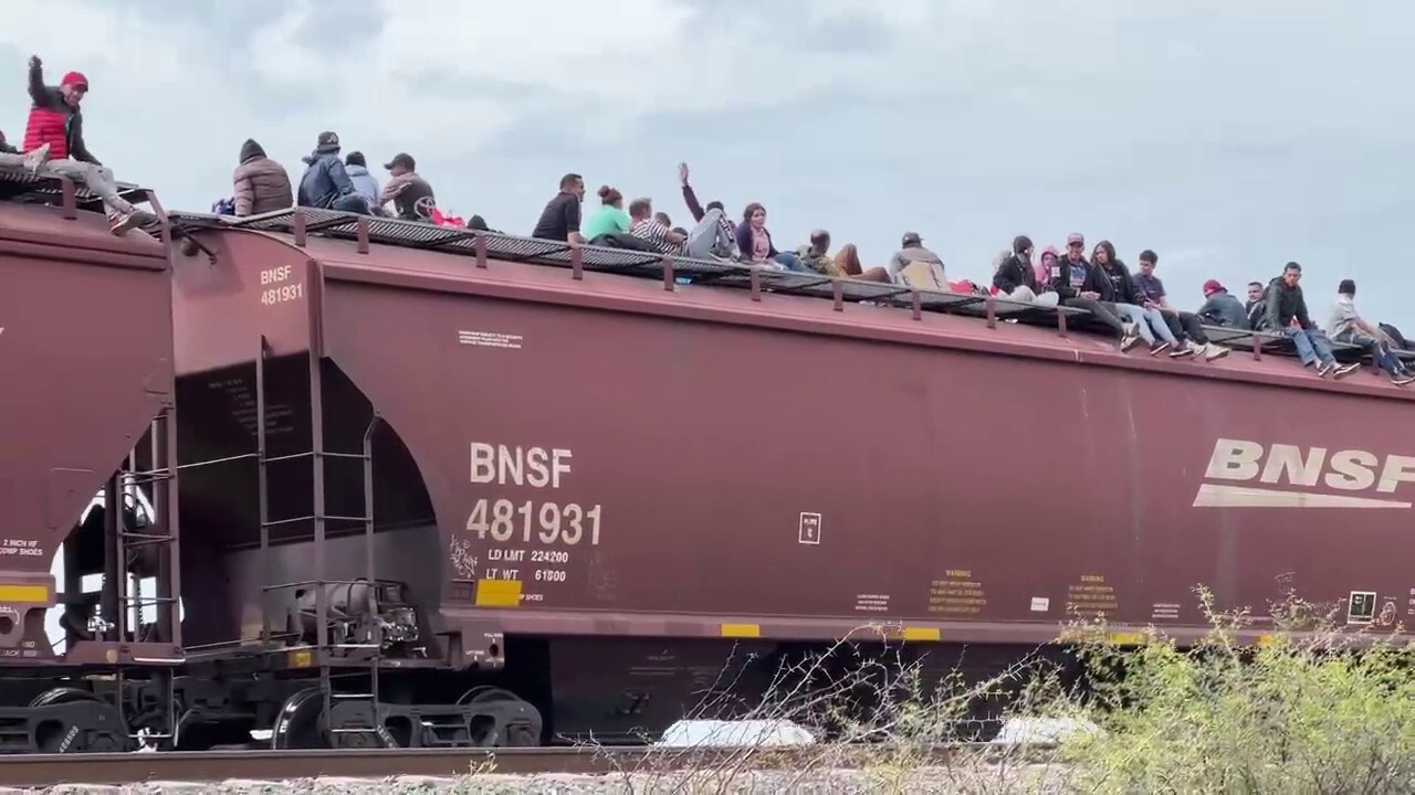 Видео показва влак в Мексико, пълен с мигранти, които се возят отгоре, докато се отправя към южната граница на САЩ
