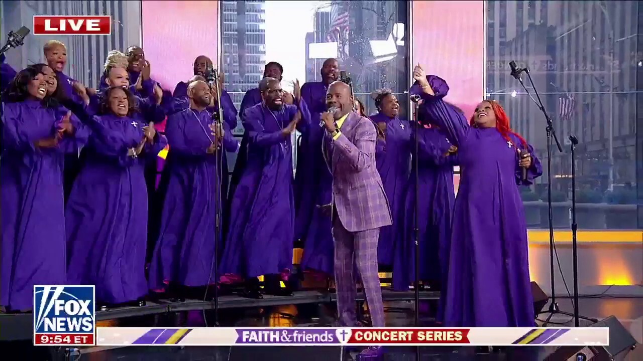 Ricky Dillard performs ‘Hold On’ live with the New G choir