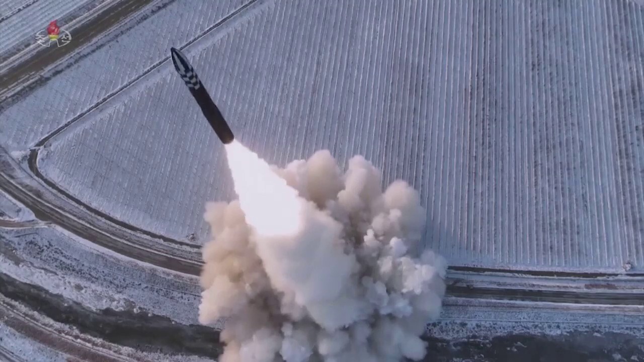 Ким Чен Ун лично наблюдава изстрелването на най-мощната междуконтинентална балистична ракета на Северна Корея досега