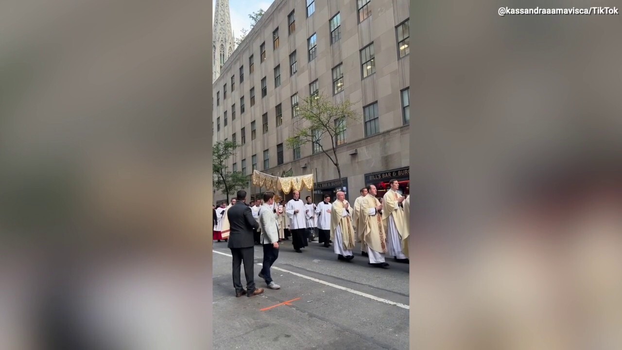 Hundreds participate in Eucharistic procession through New York City 