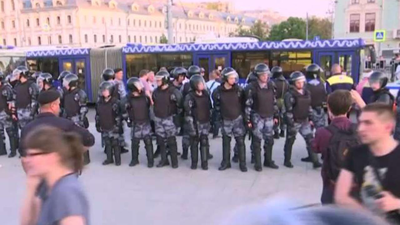 Kremlin cracks down on protests as police reportedly raid homes of demonstrators