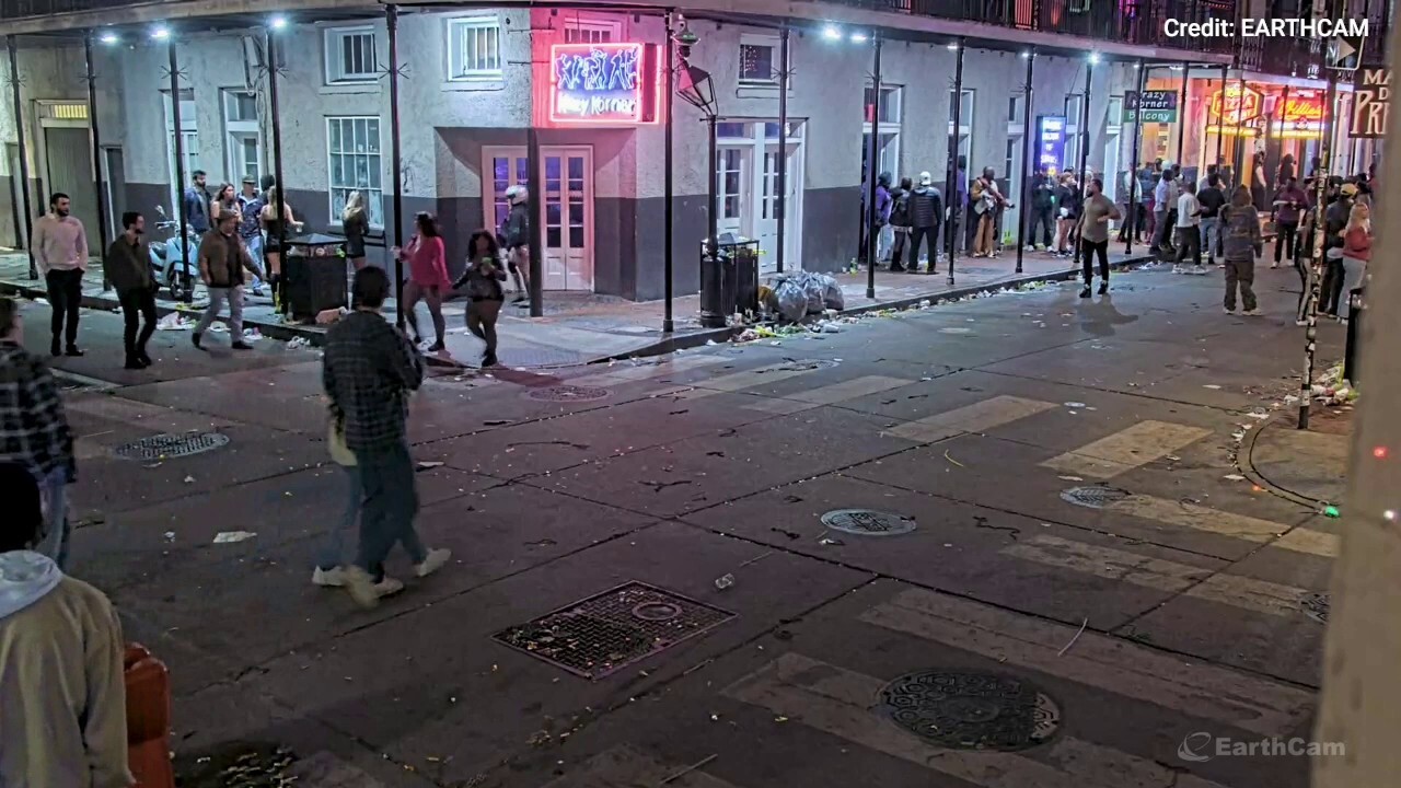 EarthCam footage shows New Orleans officers rushing toward incident