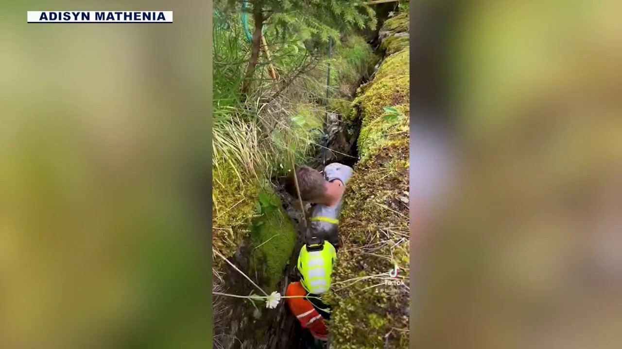 Американски турист, снимащ видео над скала, оцеля при падане от 50 фута