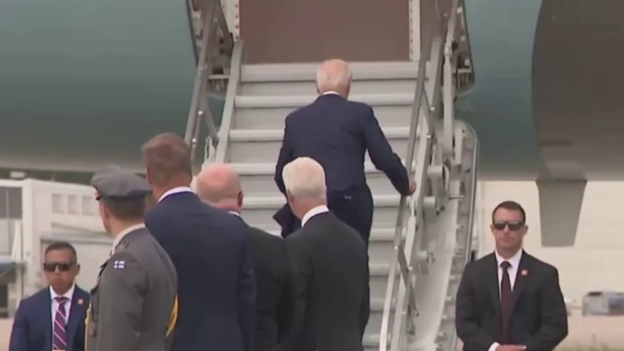 Biden stumbles on stairs on Air Force One stairs