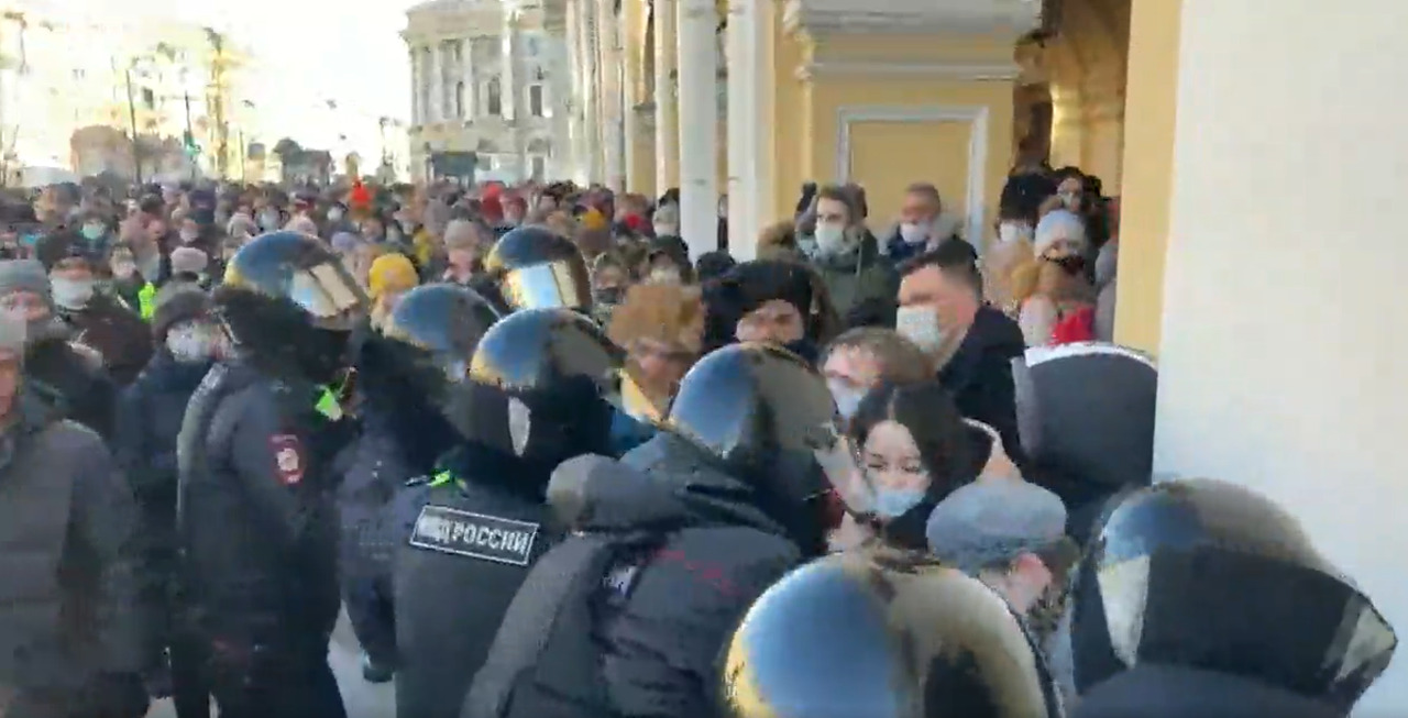 Massive anti-war protests in Moscow as Russia invades Ukraine