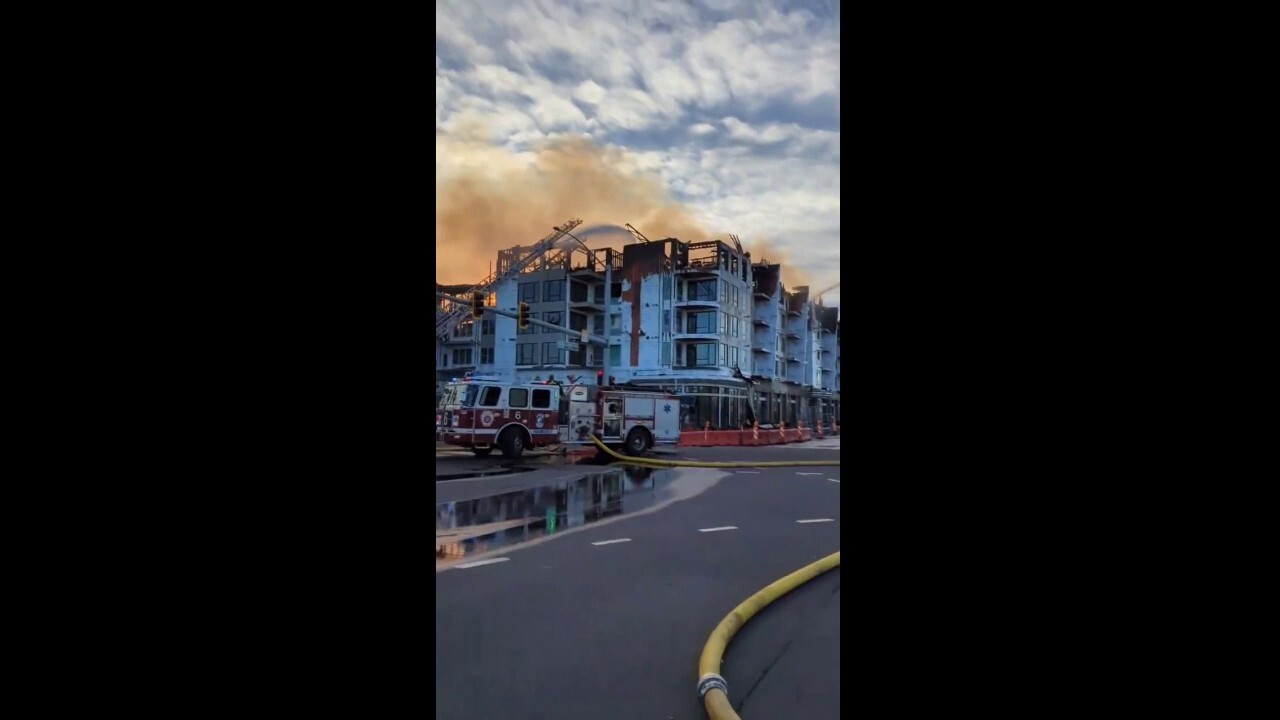 Масов пожар унищожи жилищен комплекс в строеж в Колорадо