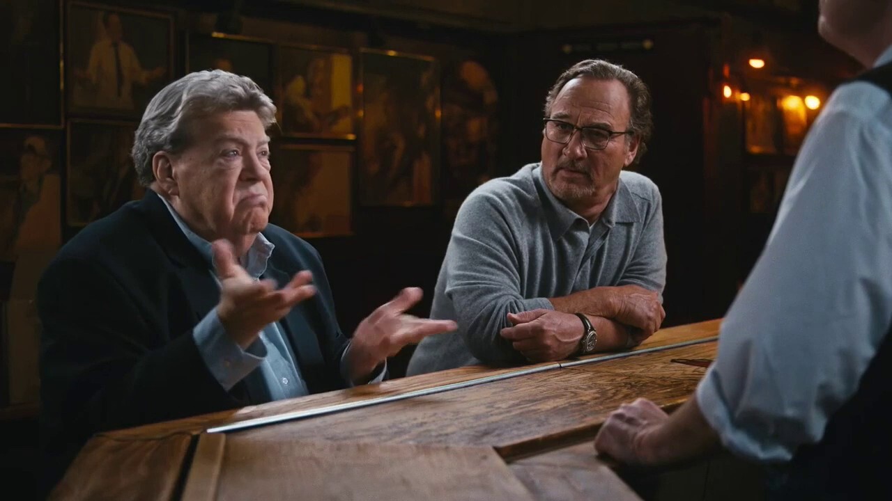 Jim Belushi quizzes Dan Aykroyd and George Wendt on their knowledge of beer