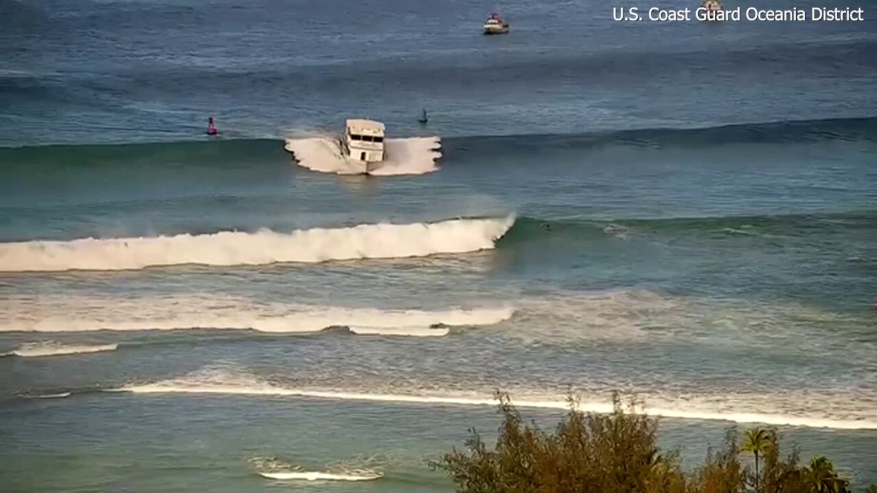 Boat surfs wave before running aground in Hawaii