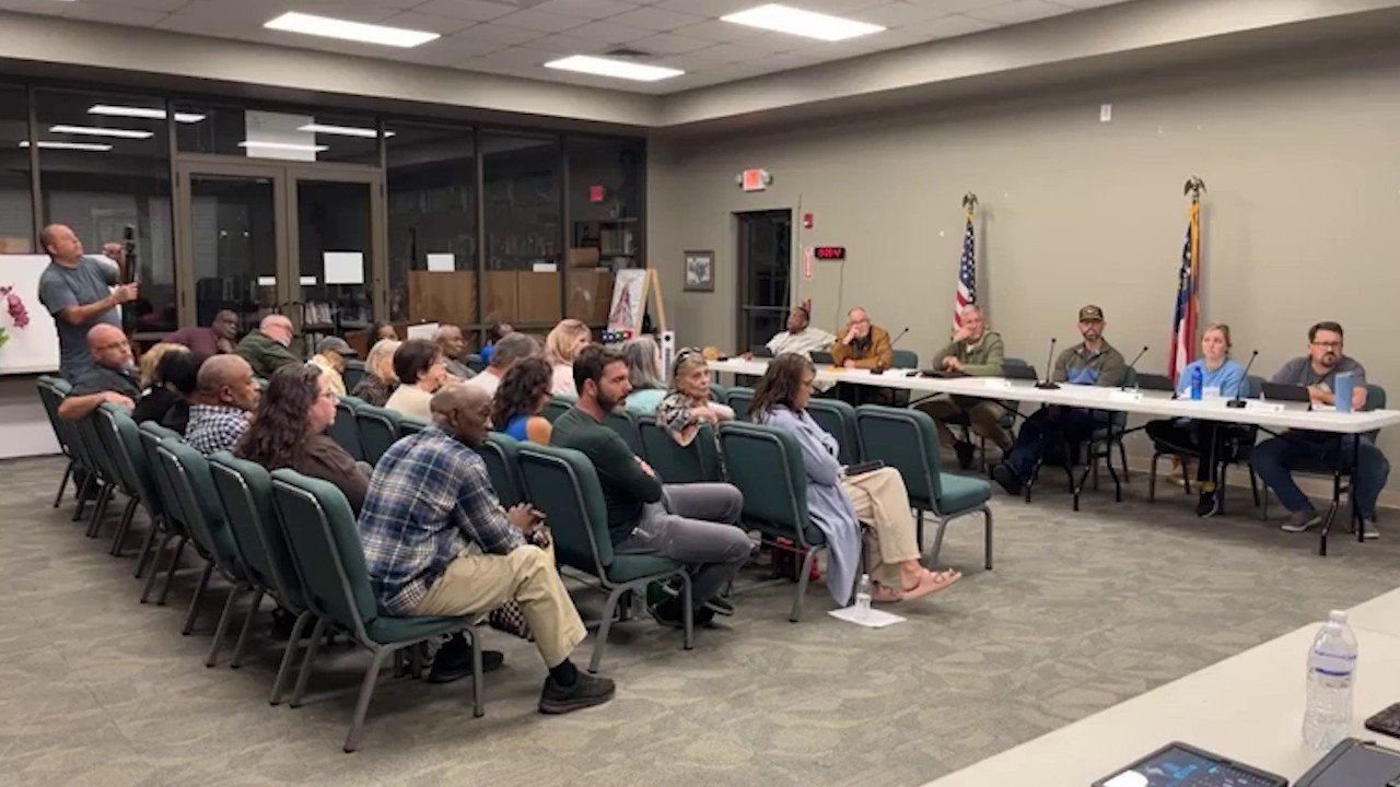 Georgia police chief accuses city hall of secretly tracking his vehicle during council meeting