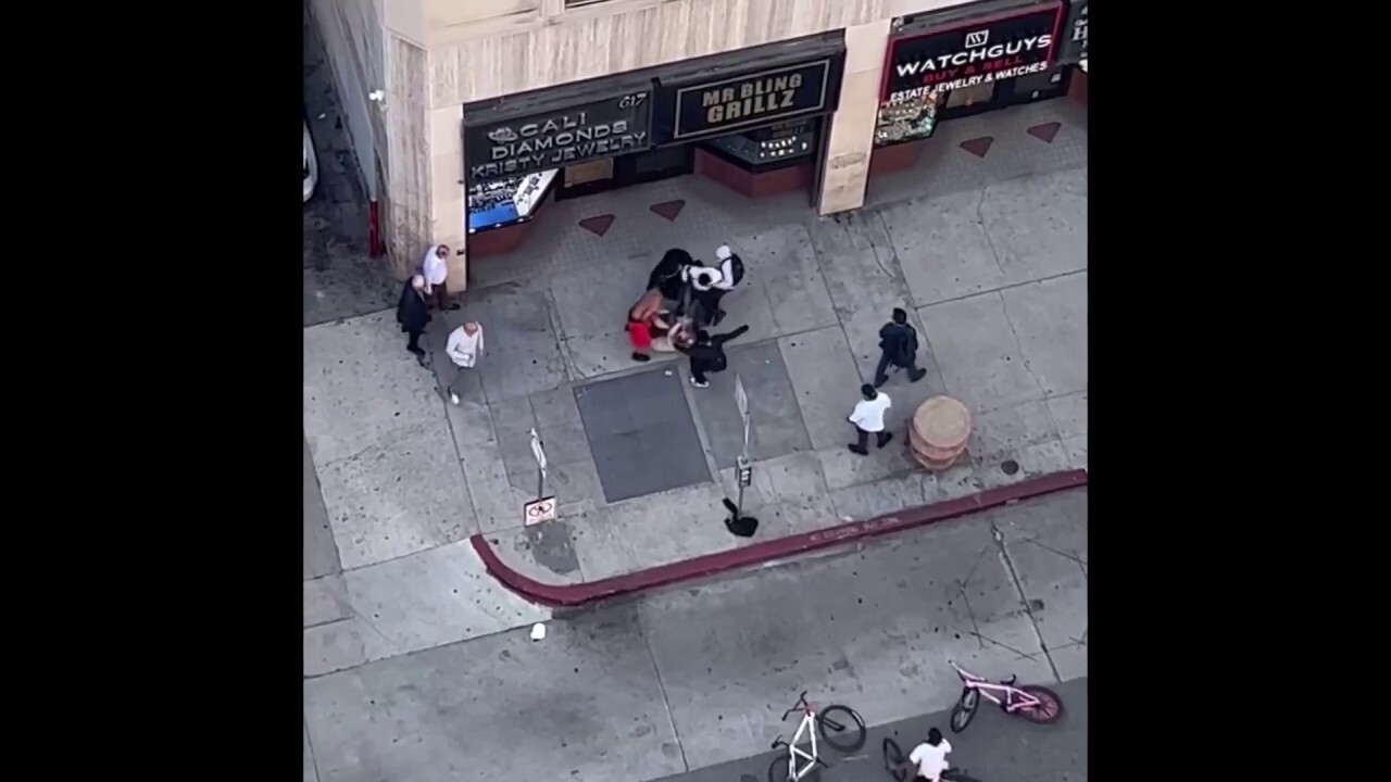 Group of cyclists attacks man in Los Angeles in broad daylight