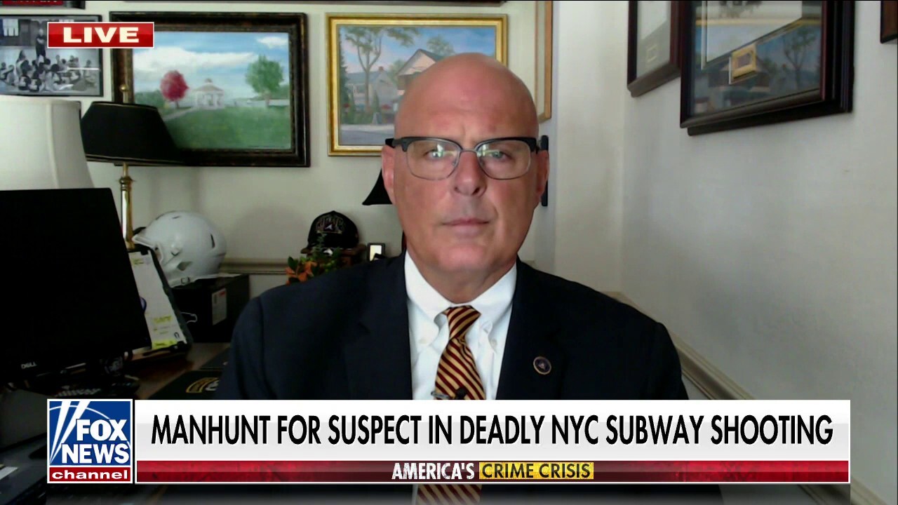 Manhunt underway for gunman in unprovoked fatal NYC subway shooting