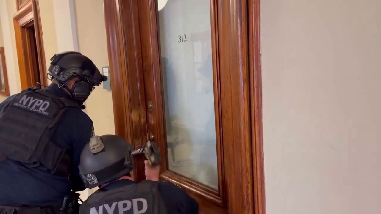 Полицията на Ню Йорк споделя бегъл поглед към операция за отстраняване на анти-израелски агитатори от зала Хамилтън в Колумбийския университет