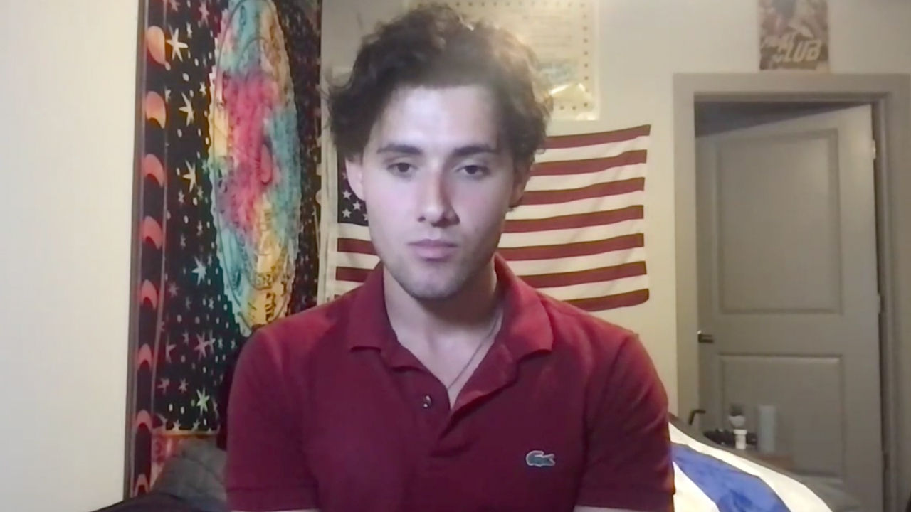 Студент който защити американското знаме в кампус в Северна Каролина