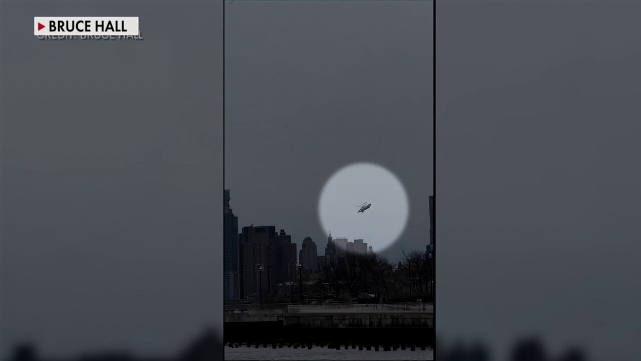 Helicopter plummets from entity  implicit    Hudson River
