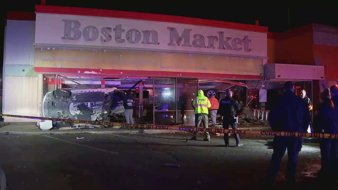 Катастрофа близо до Бостън оставя 2 коли заклещени пред бившия ресторант с пътници, блокирани вътре