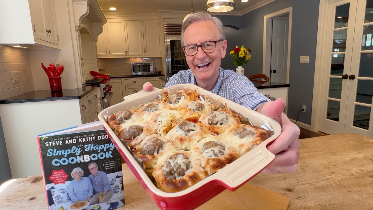 Steve Doocy cooks his Sausage and Pepper Pull Aparts