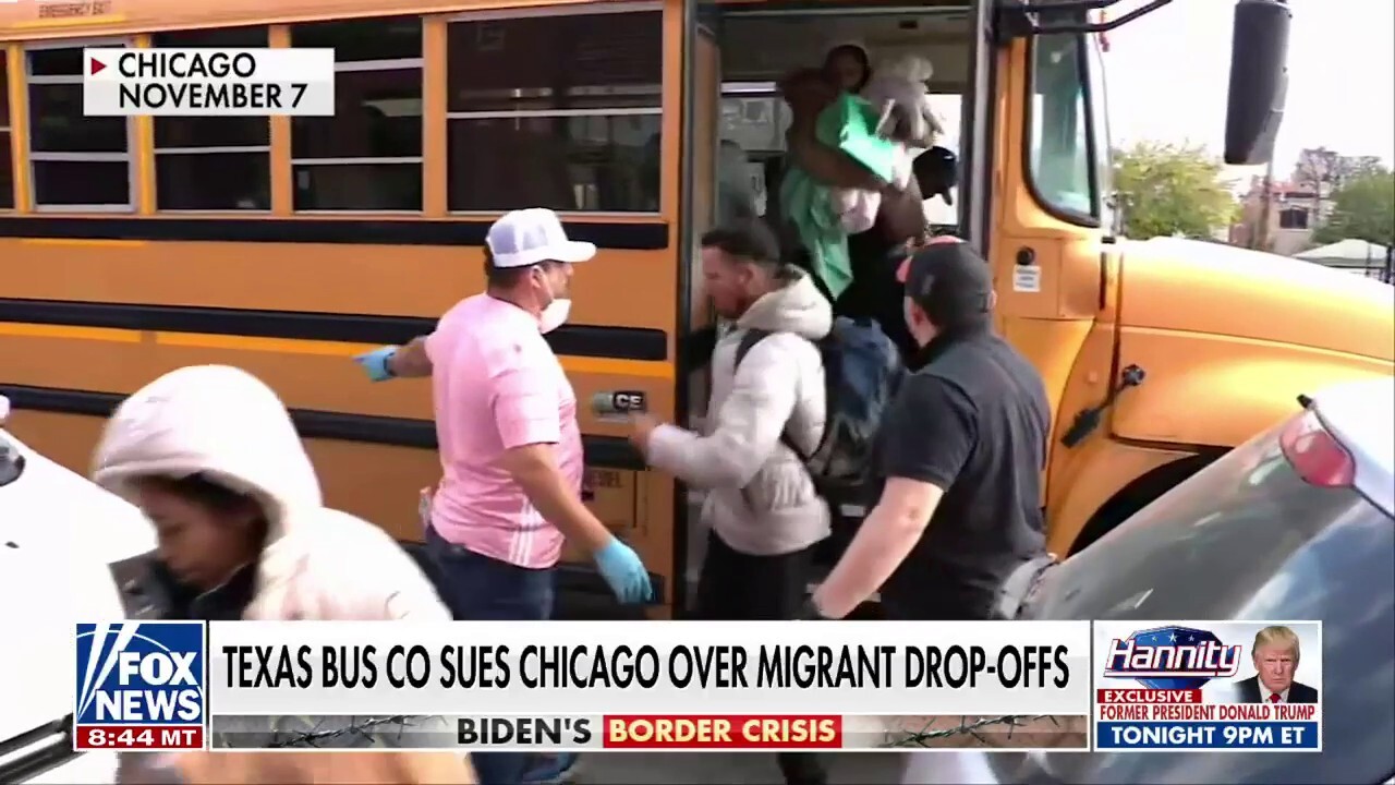 Тексаска автобусна компания съди Чикаго за връщане на мигранти