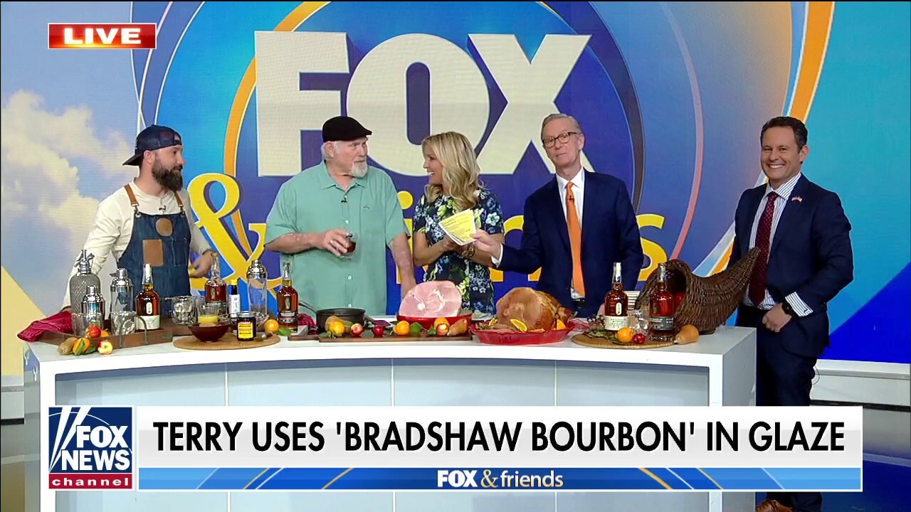Terry Bradshaw helps whip up his favorite Thanksgiving bourbon cocktail recipe with son in law
