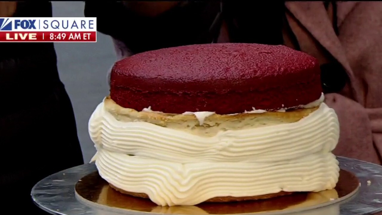  Chef Zac Young gives 'Fox & Friends Weekend' a taste of his 4-in-1 Christmas dessert