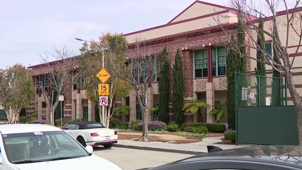 Средно училище в Бевърли Хилс Калифорния разследва разпространението на голи