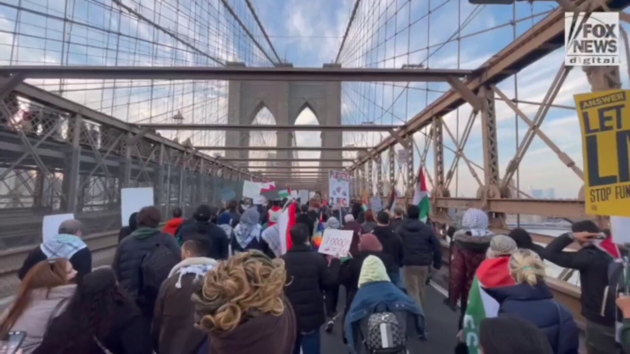 Джери Зайнфелд протестира пред театъра в Ню Йорк от про-палестинска група срещу Израел: `Съучастник в геноцида`