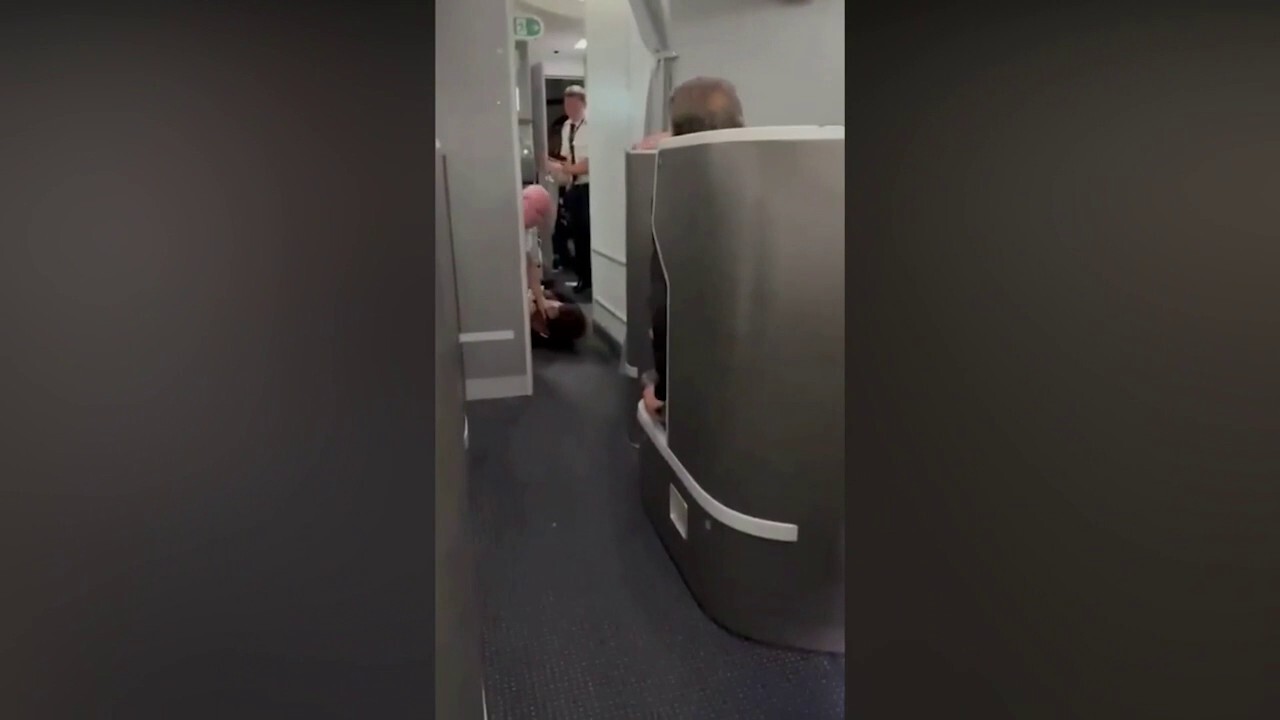 American Airlines passenger restrained, knocked down while trying to enter pilot cockpit: video