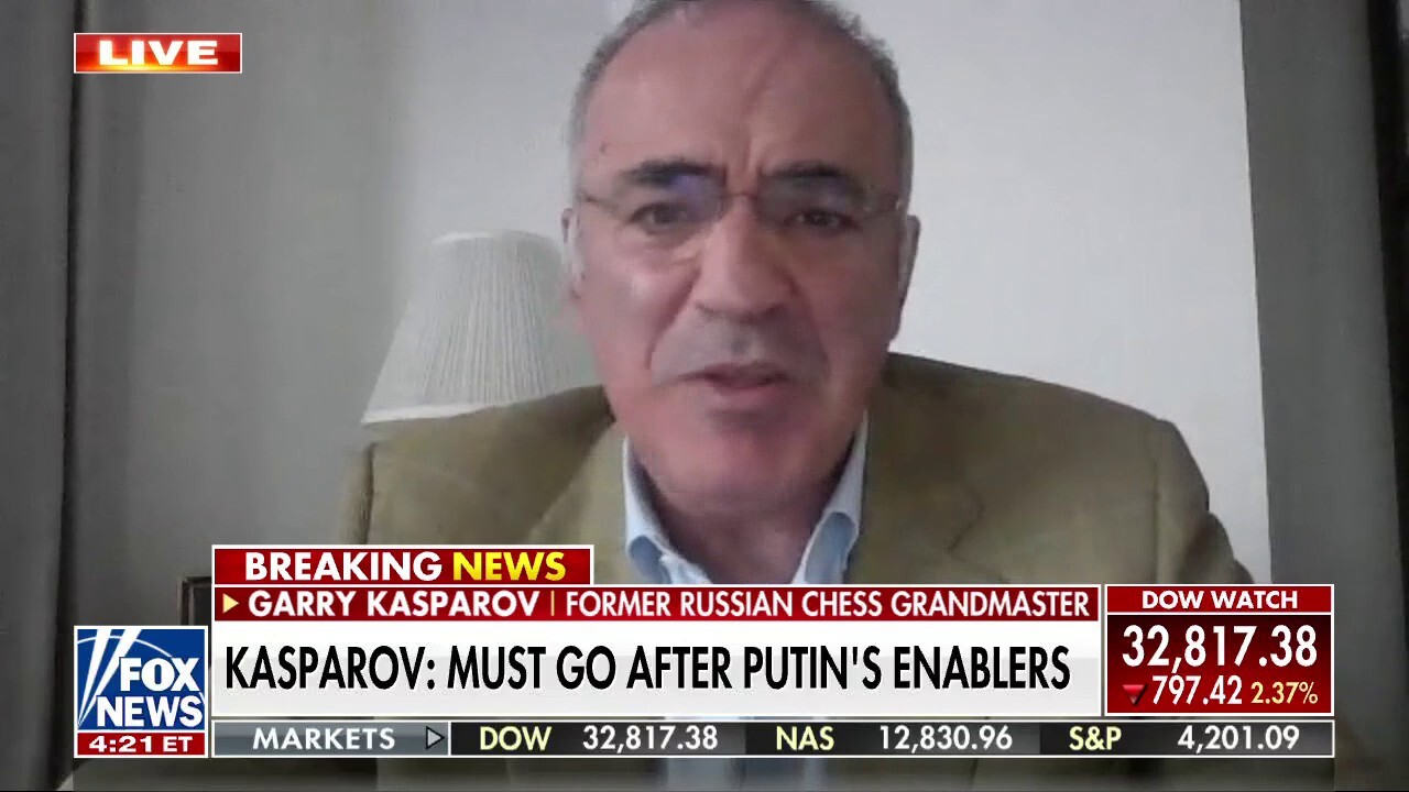 World Chess Champion Garry Kasparov analyzes Putin