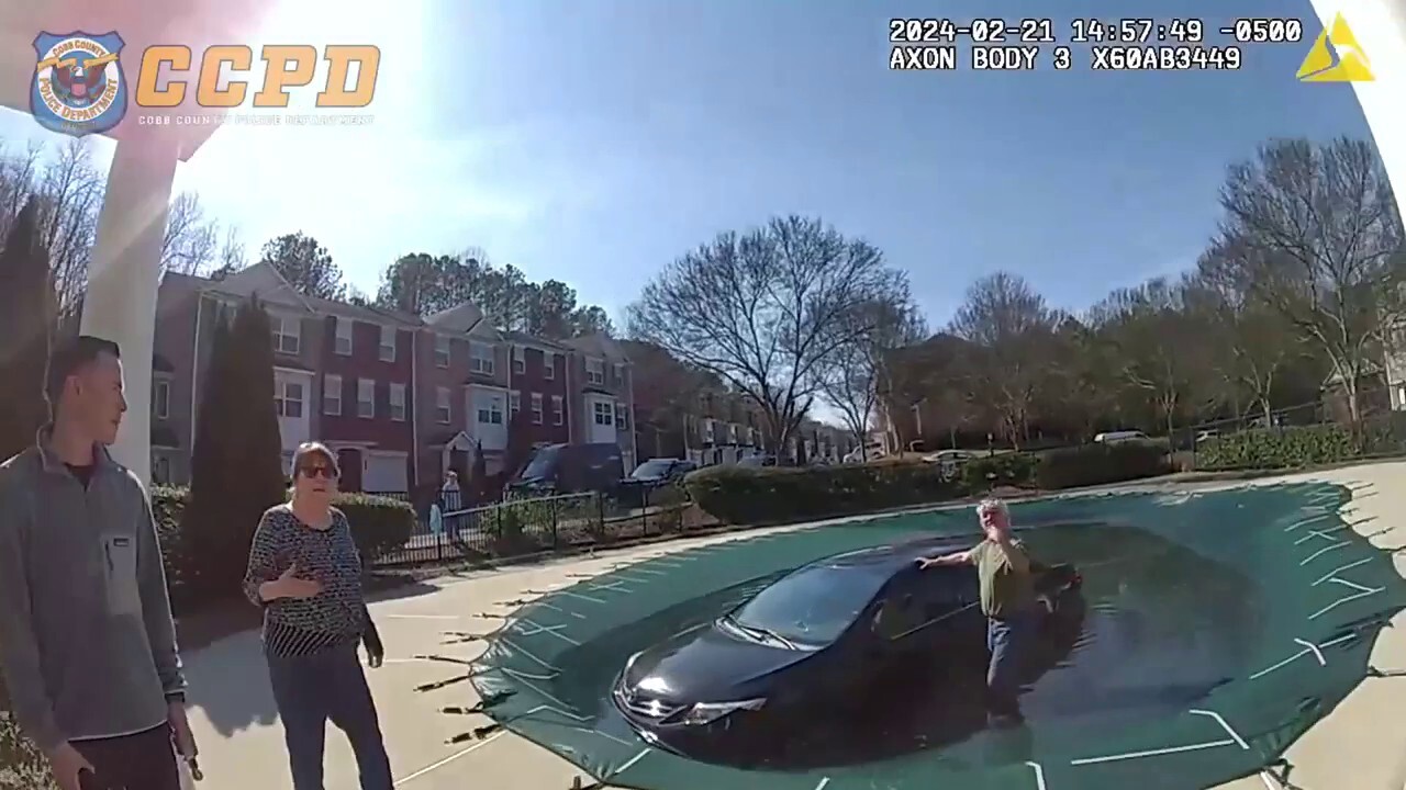Странно видео показва как полицията в Джорджия спасява шофьор, катастрофирал върху покрит басейн