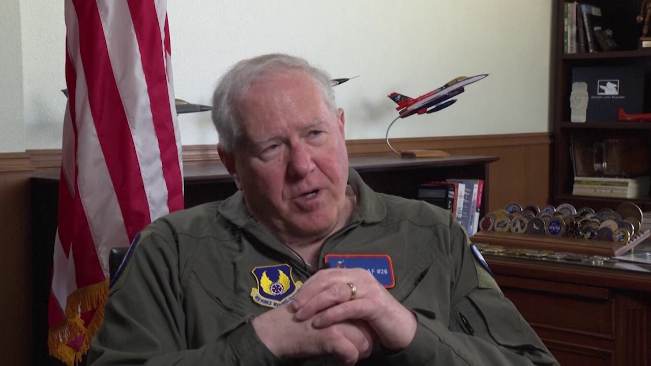 U S Секретарят на военновъздушните сили Франк Кендъл се вози