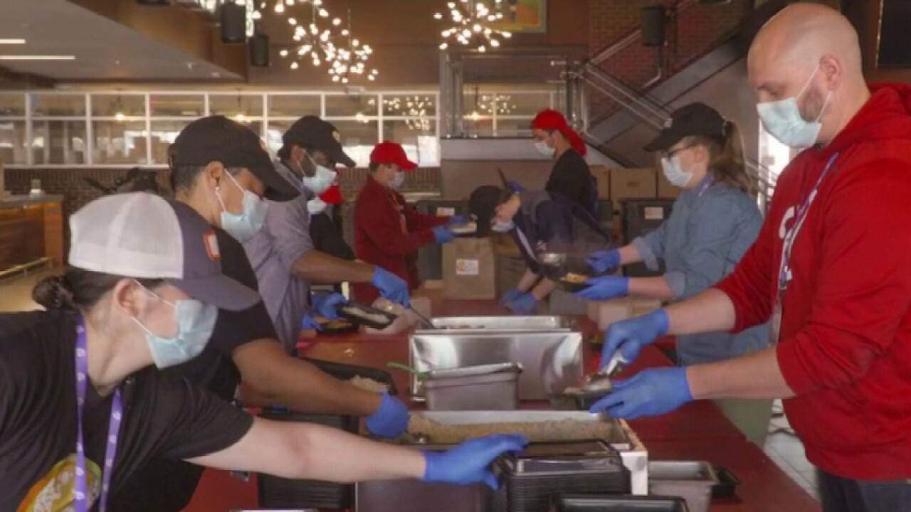Community kitchens help feed Americans amid coronavirus crisis 