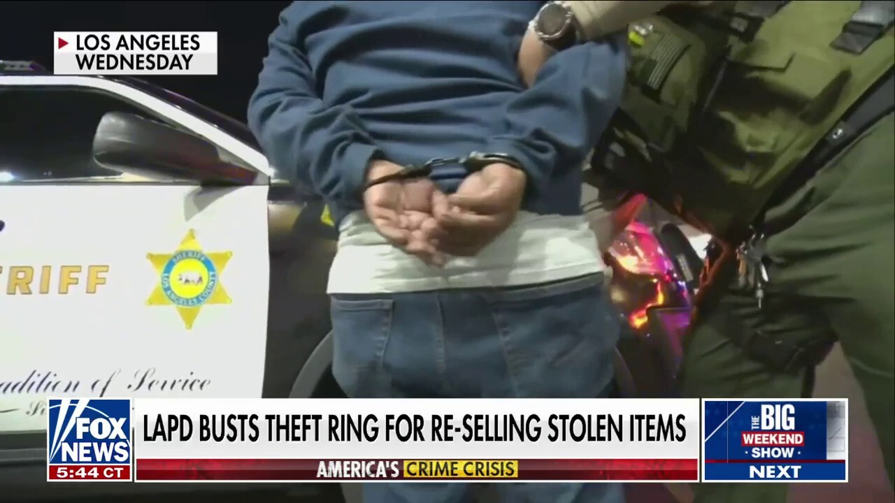 Специалната група за организирани кражби на дребно при кражби на дребно на отдела на шерифа на Лос Анджелис провежда голямо разбиване на фехтовка