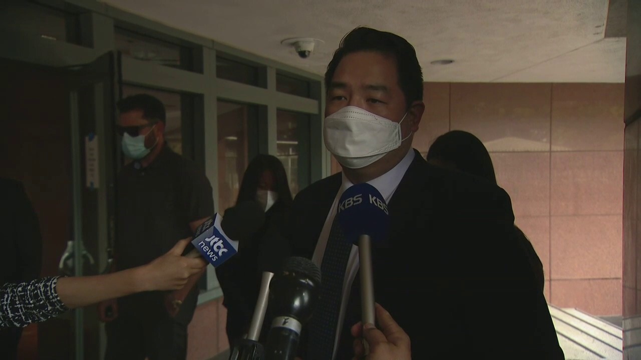 Christopher Ahn thanks supporters during extradition hearing in Los Angeles