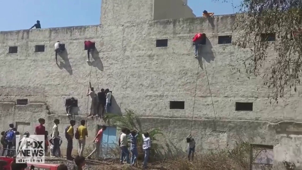 Ученици в Индия, хванати да грабват изпитни „шармални листове“ от онези, които са катерили стените на училището