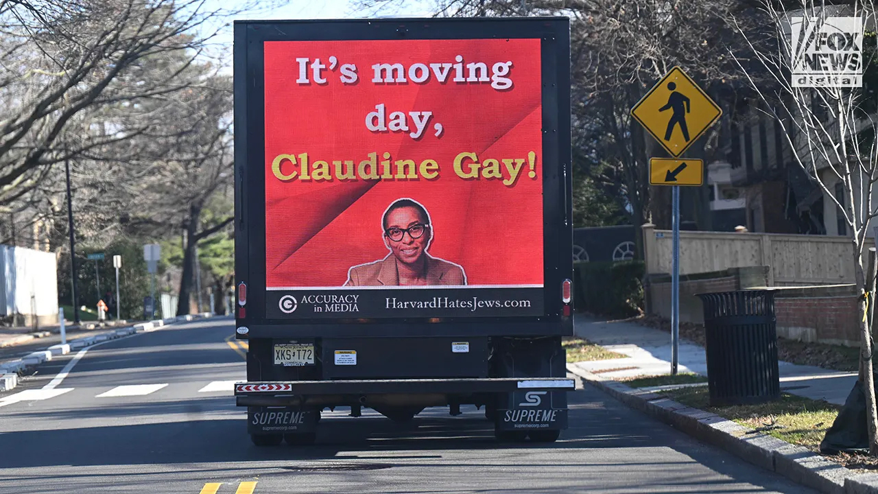 Активисти тролиха опозорения бивш президент на Харвард с надпис „Ден на преместване“, U-Haul камиони пред дома на кампуса