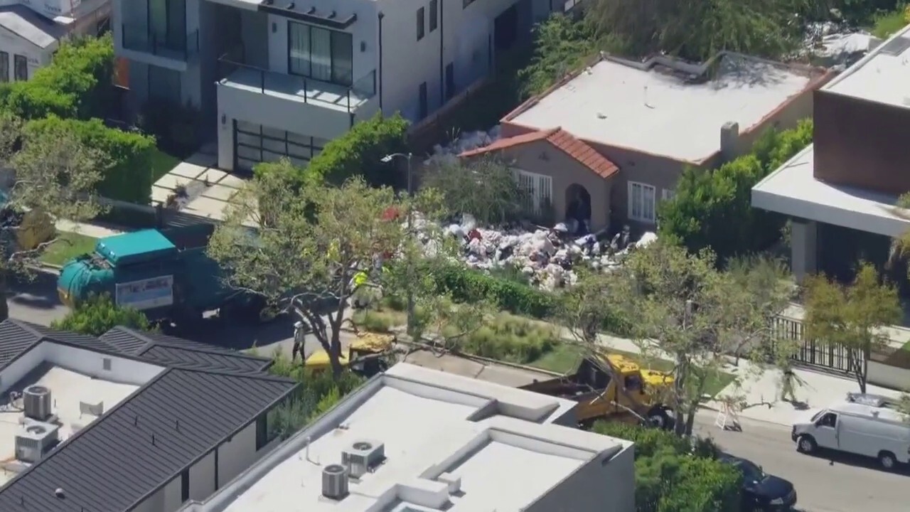 Собственикът на „къщата за боклук“ в Лос Анджелис, видян отвън, докато градът почиства имота