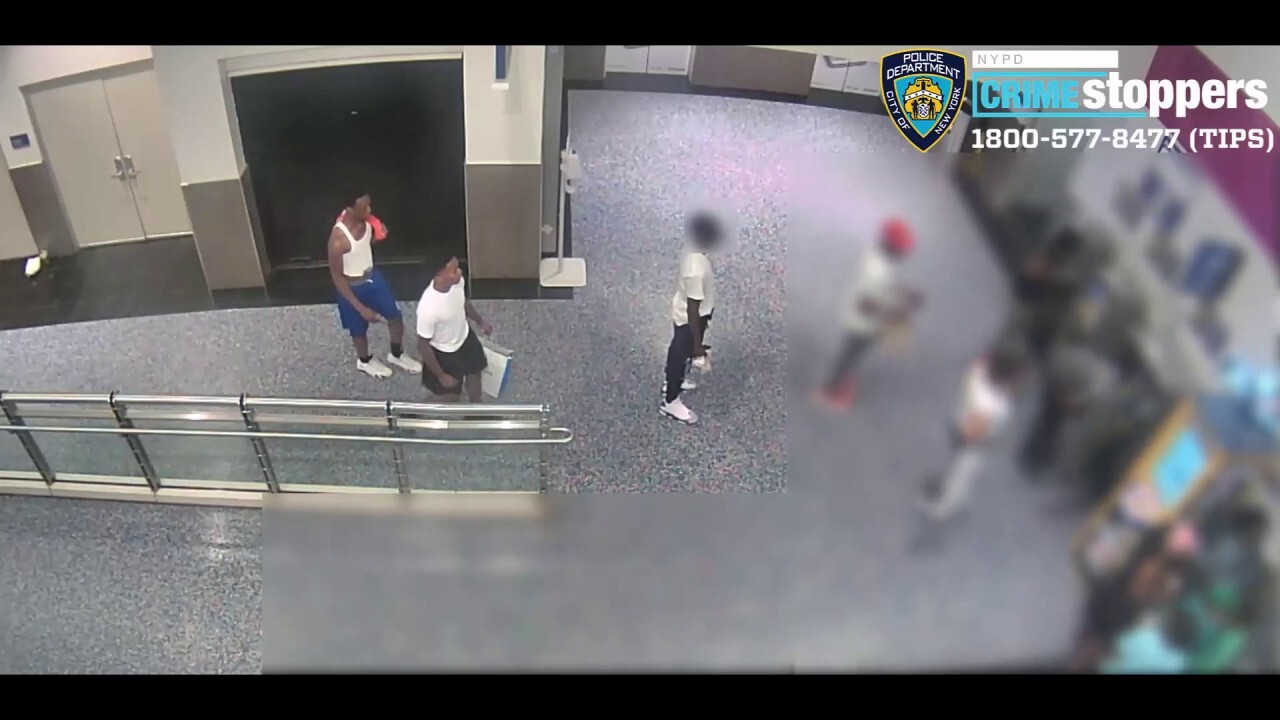 NYPD looking for 2 suspects accused of knocking man unconscious